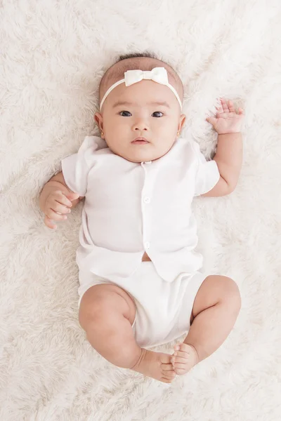 Fille avec bandeau couché sur la couverture de fourrure — Photo