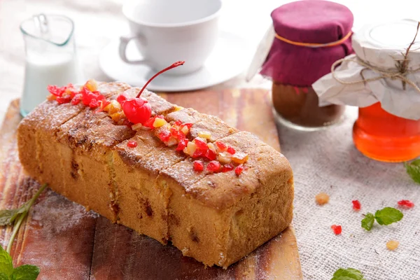 Pan di Spagna morbido fatto in casa con guarnizione di ciliegie tritate — Foto Stock