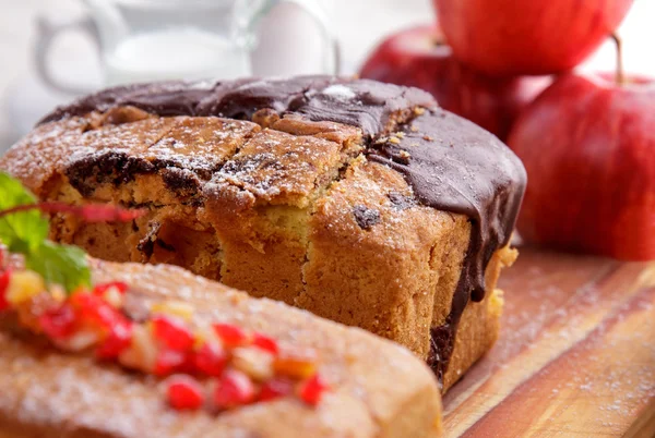 Pan di Spagna morbido fatto in casa con ciliegia e cioccolato topping — Foto Stock