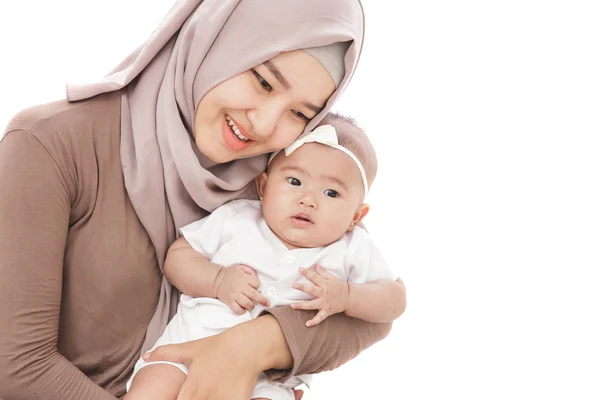 Mãe abraçando bonito bebê menina — Fotografia de Stock