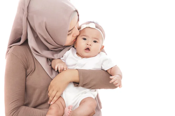 Mãe beijando bonito bebê menina — Fotografia de Stock