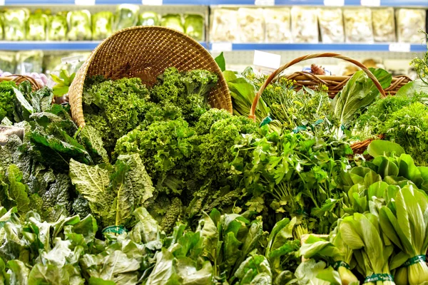 Verdure fresche in esposizione al supermercato — Foto Stock