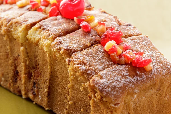 Kue sponge lembut buatan sendiri segar dengan topping ceri cincang — Stok Foto