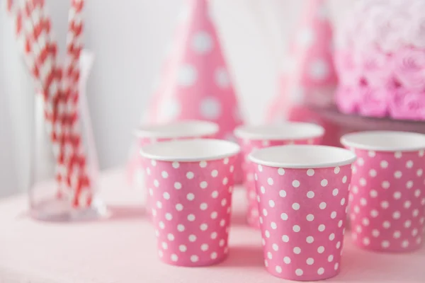 Вечірка рожеве паперове скло на столі — стокове фото