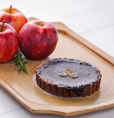 taze elma ile çikolata peynir pasta kek 