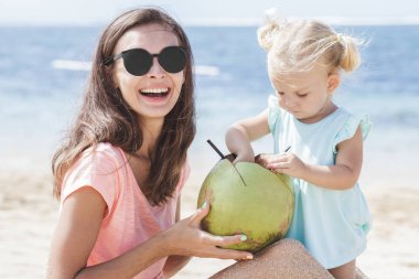 Anne kızıyla Hindistan cevizi suyu paylaşımı