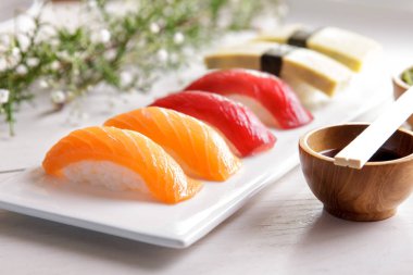 Japon yemekleri nigiri suşi beyaz tabakta ayarlar