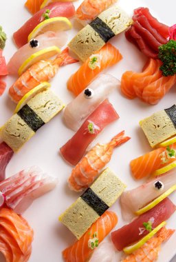 Japon yemekleri sashimi ve nigiri suşi tabağı