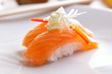 Japon yemekleri nigiri somon suşi beyaz plaka üzerinde