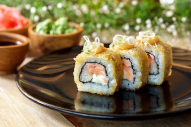 California roll ve ton avokado beyaz plaka üzerinde rulo