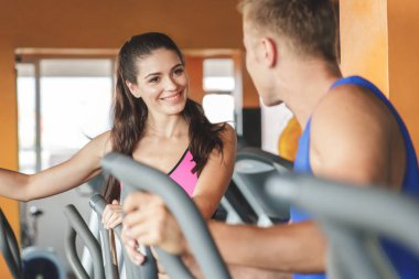 kadın fitness makineleri üzerinde egzersiz ortağı ile