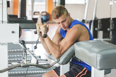 pazı spor salonunda egzersiz adam