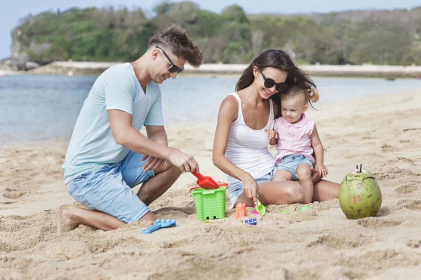 Famille avec fille jouer avec des jouets de sable — Photo