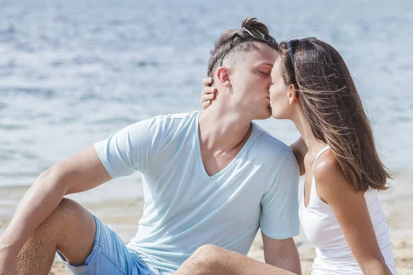 美丽的夫妇在海滩上接吻 — 图库照片