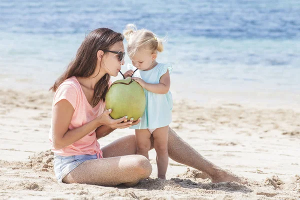 Mère partage l'eau de coco avec sa fille — Photo