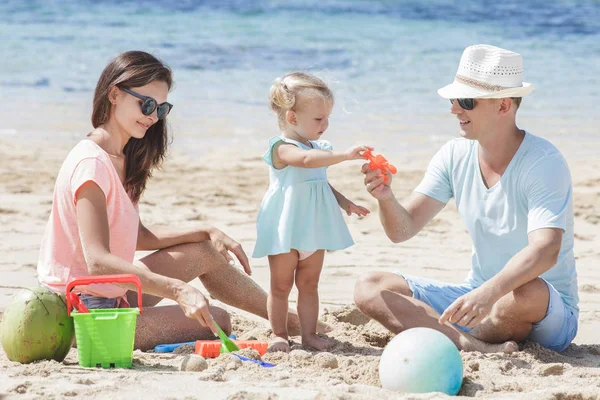 Kid with parents playing sand toys — Stock Photo, Image