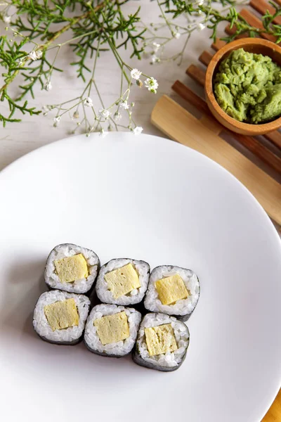 Japoński żywności tamago maki sushi na białym talerzu — Zdjęcie stockowe