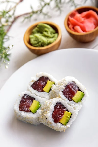 Japán élelmiszer tonhal avokádó maki sushi — Stock Fotó