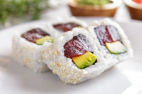 Comida japonesa atún aguacate maki sushi — Foto de Stock