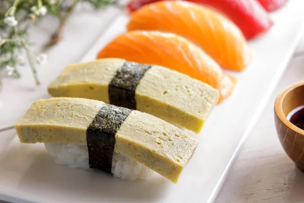 Japán konyha nigiri sushi szett wasabi, szójaszósz — Stock Fotó