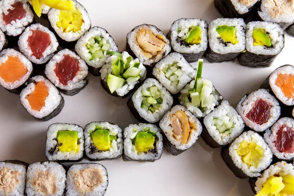 Japoński żywności półmisku maki z różnymi maki Sushi — Zdjęcie stockowe