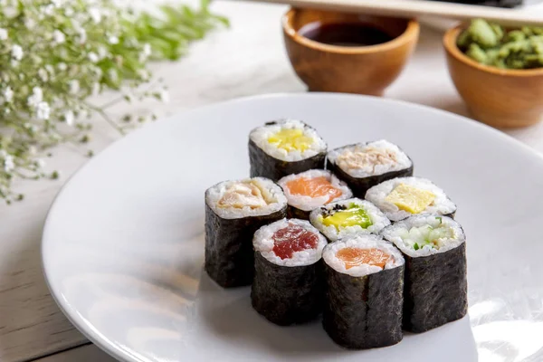 Különböző sushi tekercs fehér tányérra — Stock Fotó