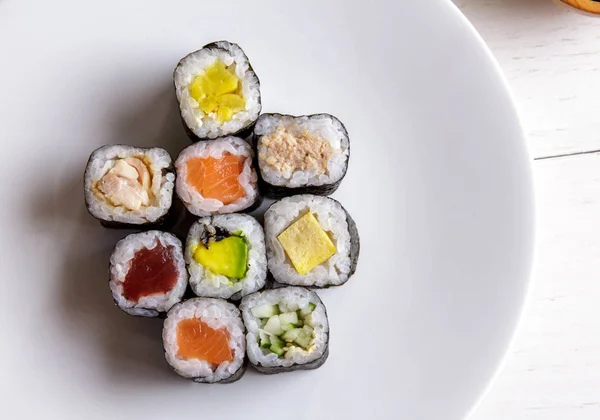 Různé maki sushi na bílé plotně — Stock fotografie