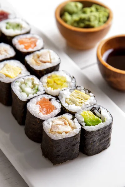 Japoński żywności mini maki sushi orczykowe na biały drewniany stół — Zdjęcie stockowe