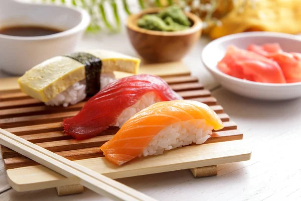 Japán élelmiszer lazac nigiri, tonhal nigiri és tamago nigiri Lukács — Stock Fotó