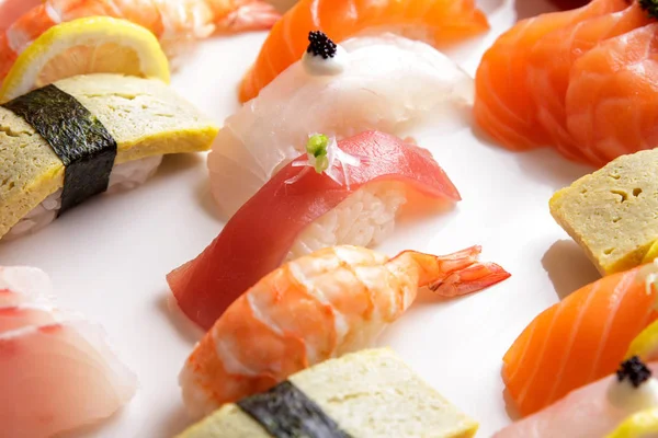 Ton balığı nigiri suşi, karides nigiri suşi ve ton balığı nigiri suşi — Stok fotoğraf