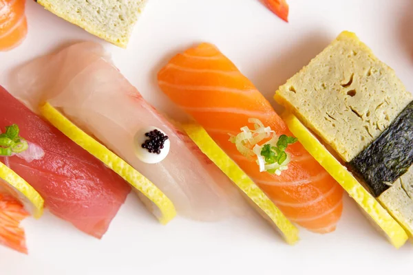Sushi de atum nigiri, sushi de camarão nigiri e sushi de atum nigiri — Fotografia de Stock