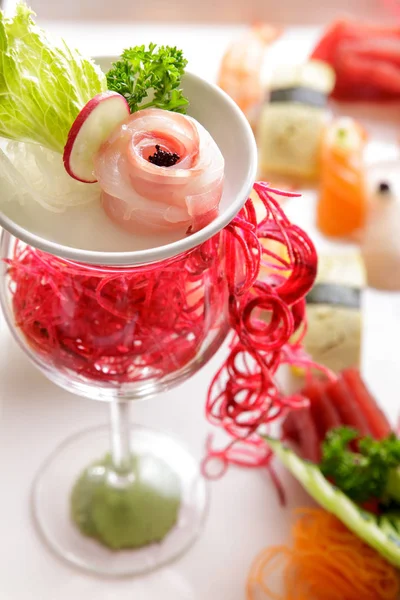Garnish on sashimi platter using glass — Stock Photo, Image