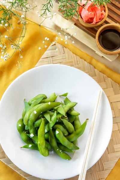 Японська їжа чорнобривці, варені зелені боби сої — стокове фото