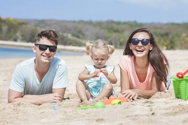Kid with parents playing sand toys — Stock Photo, Image