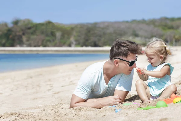 Fille jouant jouets de sable avec père — Photo