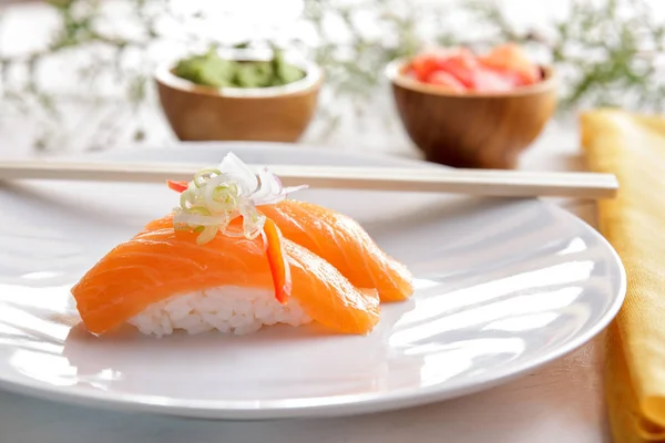 Japans eten zalm nigiri sushi op witte plaat — Stockfoto