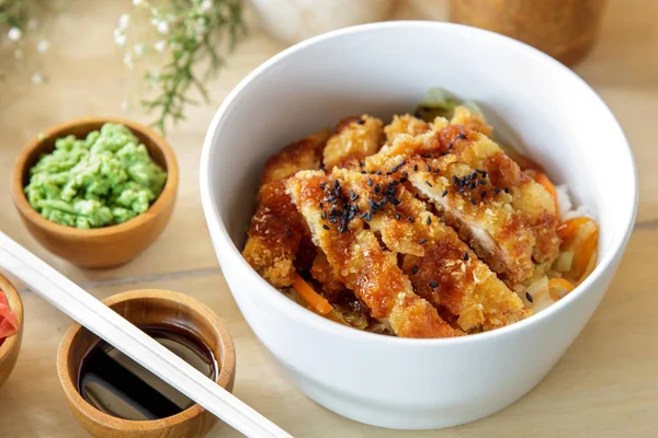 Comida japonesa frango katsu don servido com molho de soja e wasabi — Fotografia de Stock