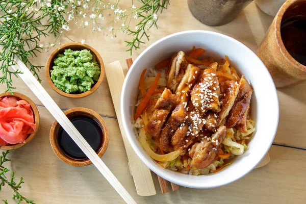Японская еда курица кацу дон подается с соевым соусом, васаби — стоковое фото