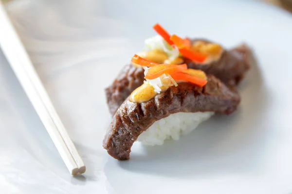 Japans eten rundvlees nigiri sushi — Stockfoto