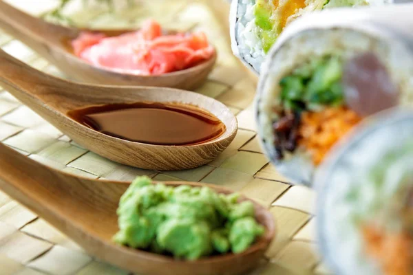 Ρολό burrito Ιαπωνική Σούσι σερβίρεται με wasabi — Φωτογραφία Αρχείου