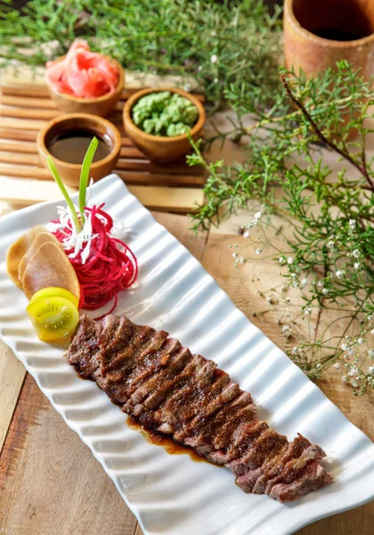 Japanisches Essen Wafu Steak serviert auf weißem Teller mit Sojasauce — Stockfoto