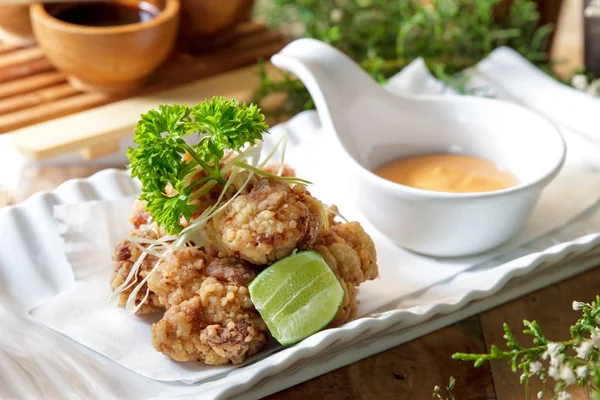 Karage de pollo asado servido con salsa de mayonesa —  Fotos de Stock