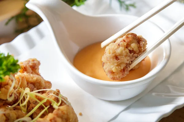 일본 요리 구이 마요네즈 소스를 곁들인 닭 karage — 스톡 사진