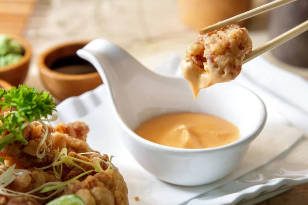 Comida japonesa pollo asado karage servido con salsa de mayonesa —  Fotos de Stock