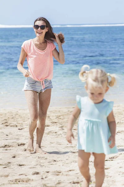 Mère marche avec sa fille à la plage — Photo