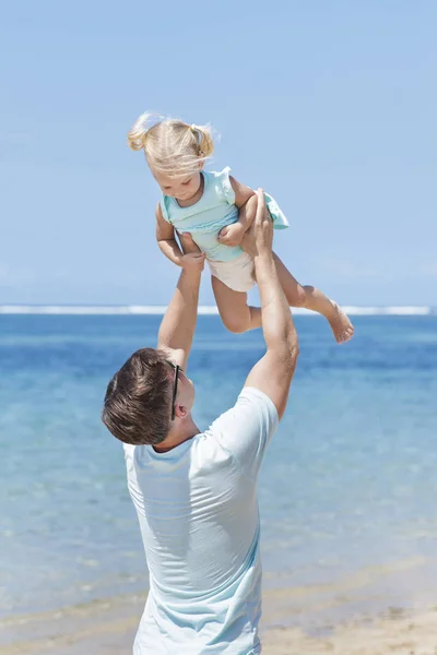 Padre jugando con la pequeña hija — Foto de Stock