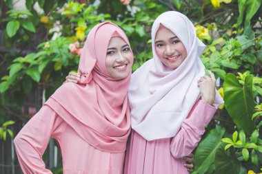 Müslüman kadınlar birbirlerine sarılma