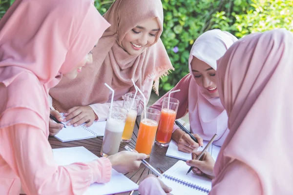 Aziatische studenten studeren in café — Stockfoto