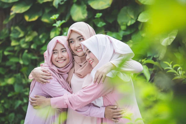 Donne musulmane che si abbracciano — Foto Stock