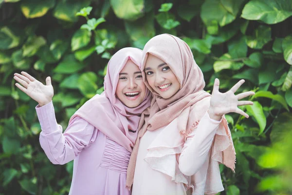 Мусульманские женщины обнимаются — стоковое фото